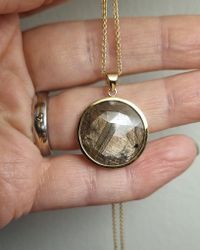 Koppar- & bronsskimrande Safir 10,26 ct - hänge i guld