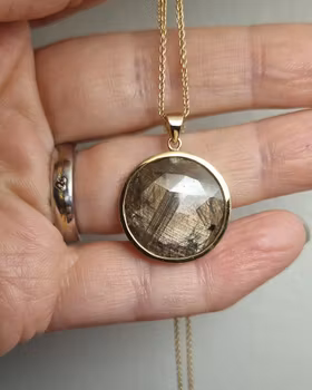 Safir 10,26 ct - hänge i guld