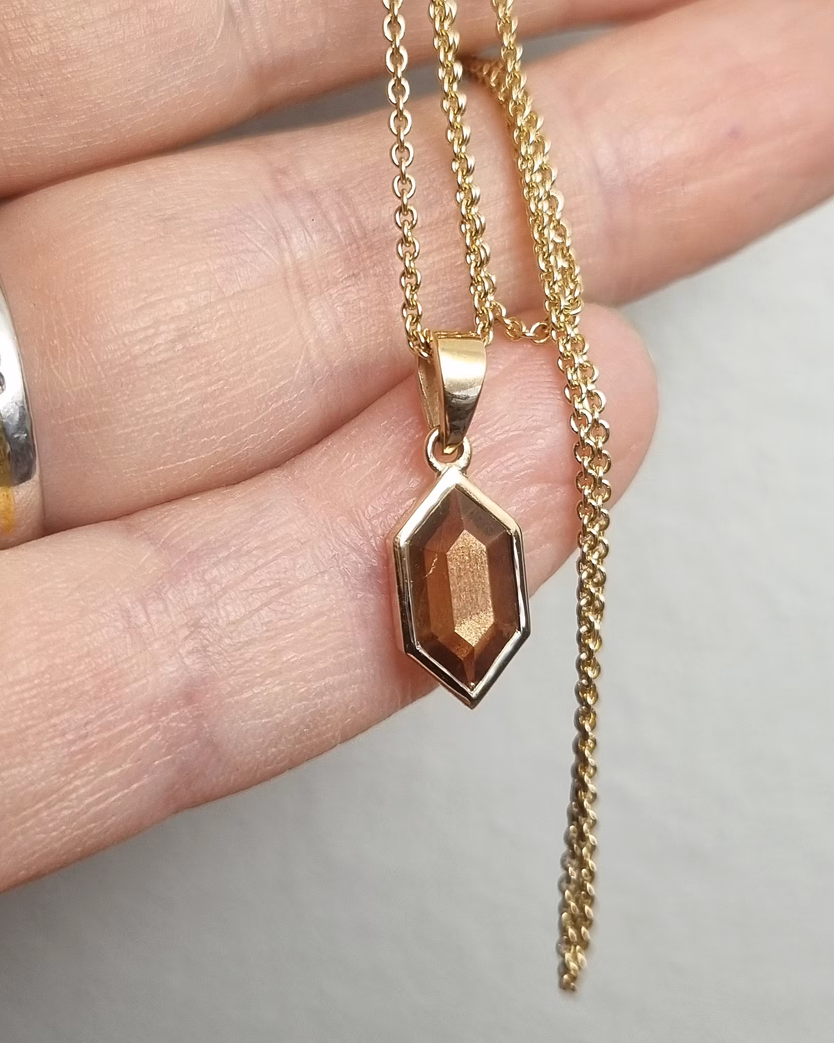 Zelda - Safirhänge i 18K guld