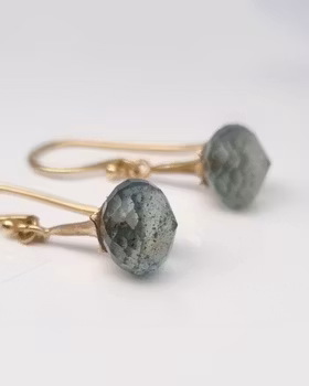 Änglatrumpet med Mossaquamariner - örhängen i 18K guld
