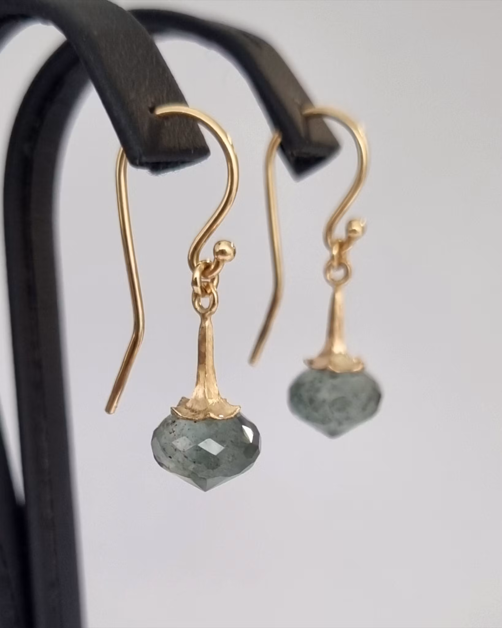 Änglatrumpet med Mossaquamariner - örhängen i 18K guld