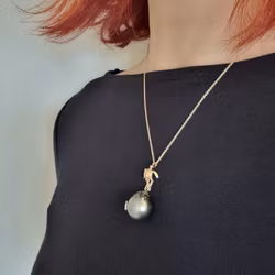 Guardian of the Ocean - Tredelat pärlhänge i 18 K