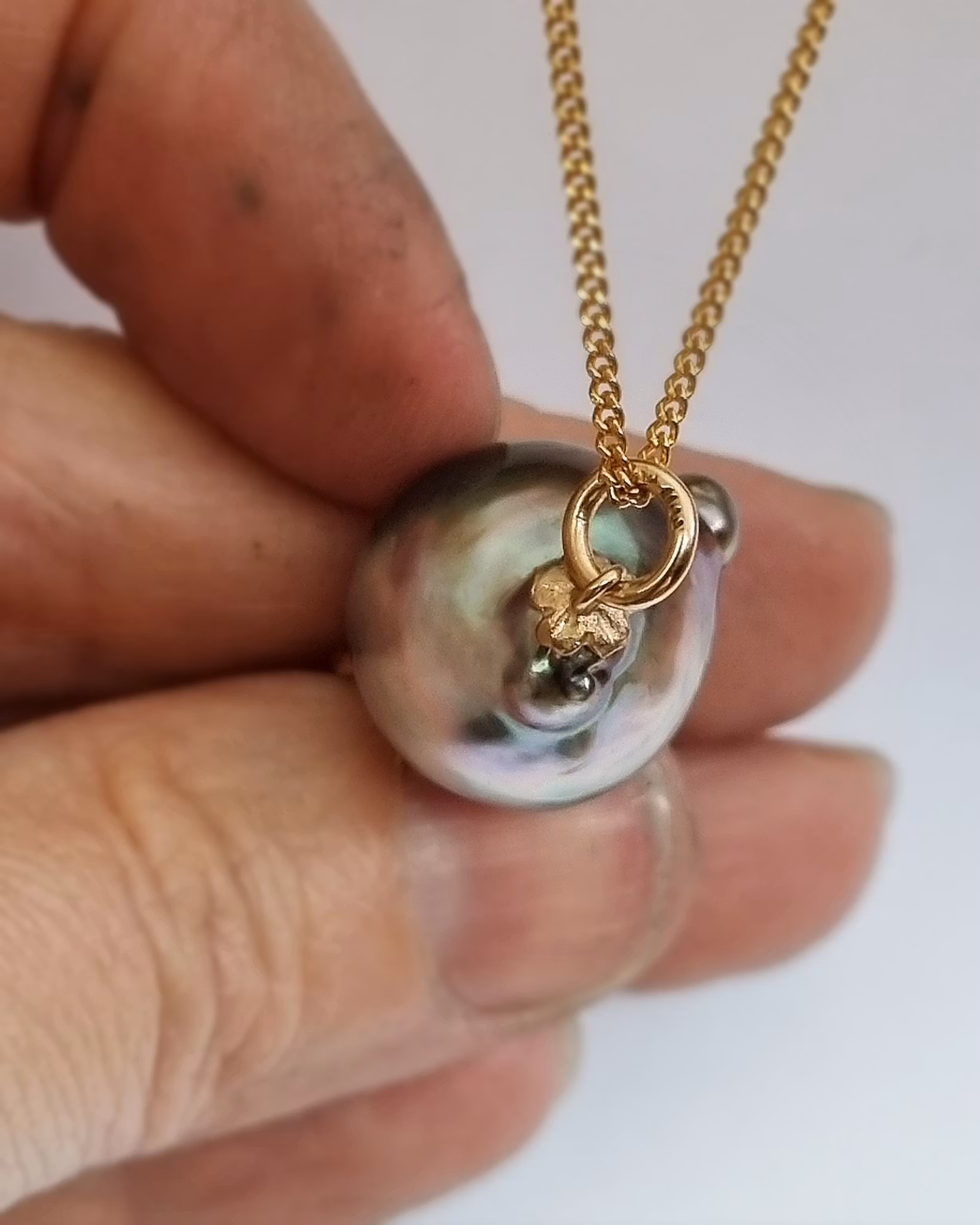 Barbro med Blomsterhatt - Tahitipärlhänge i 18K guld