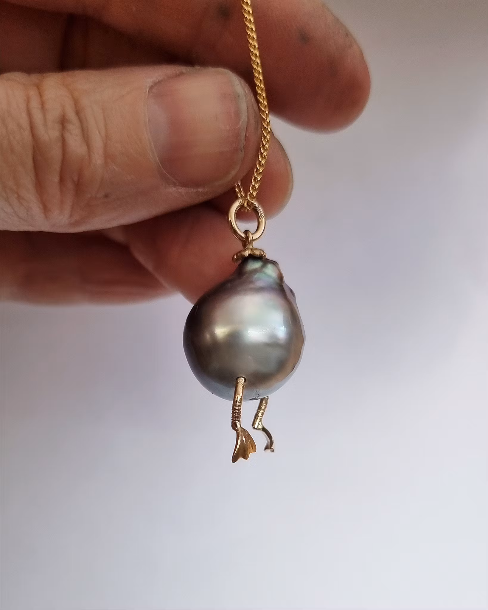 Barbro med Blomsterhatt - Tahitipärlhänge i 18K guld