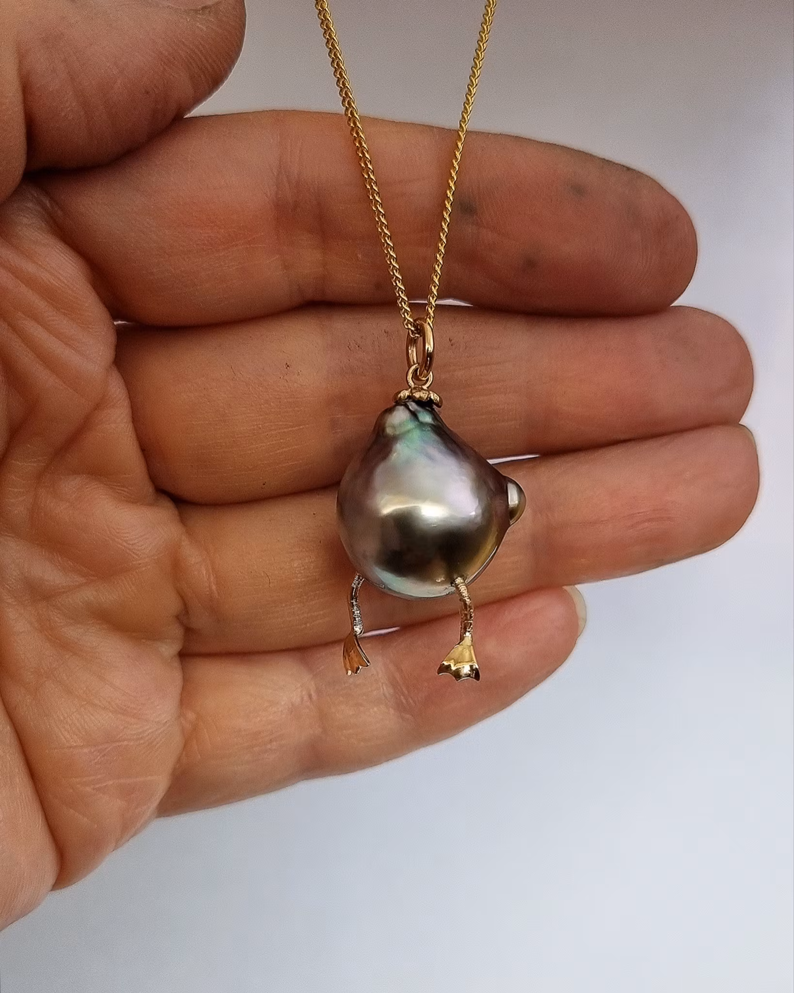 Barbro med Blomsterhatt - Tahitipärlhänge i 18K guld