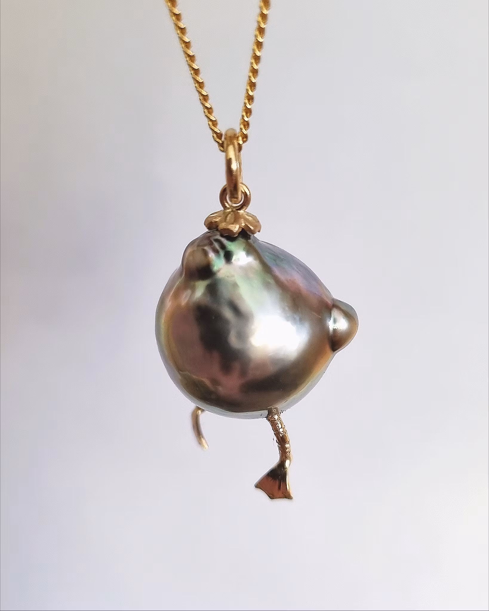 Barbro med Blomsterhatt - Tahitipärlhänge i 18K guld