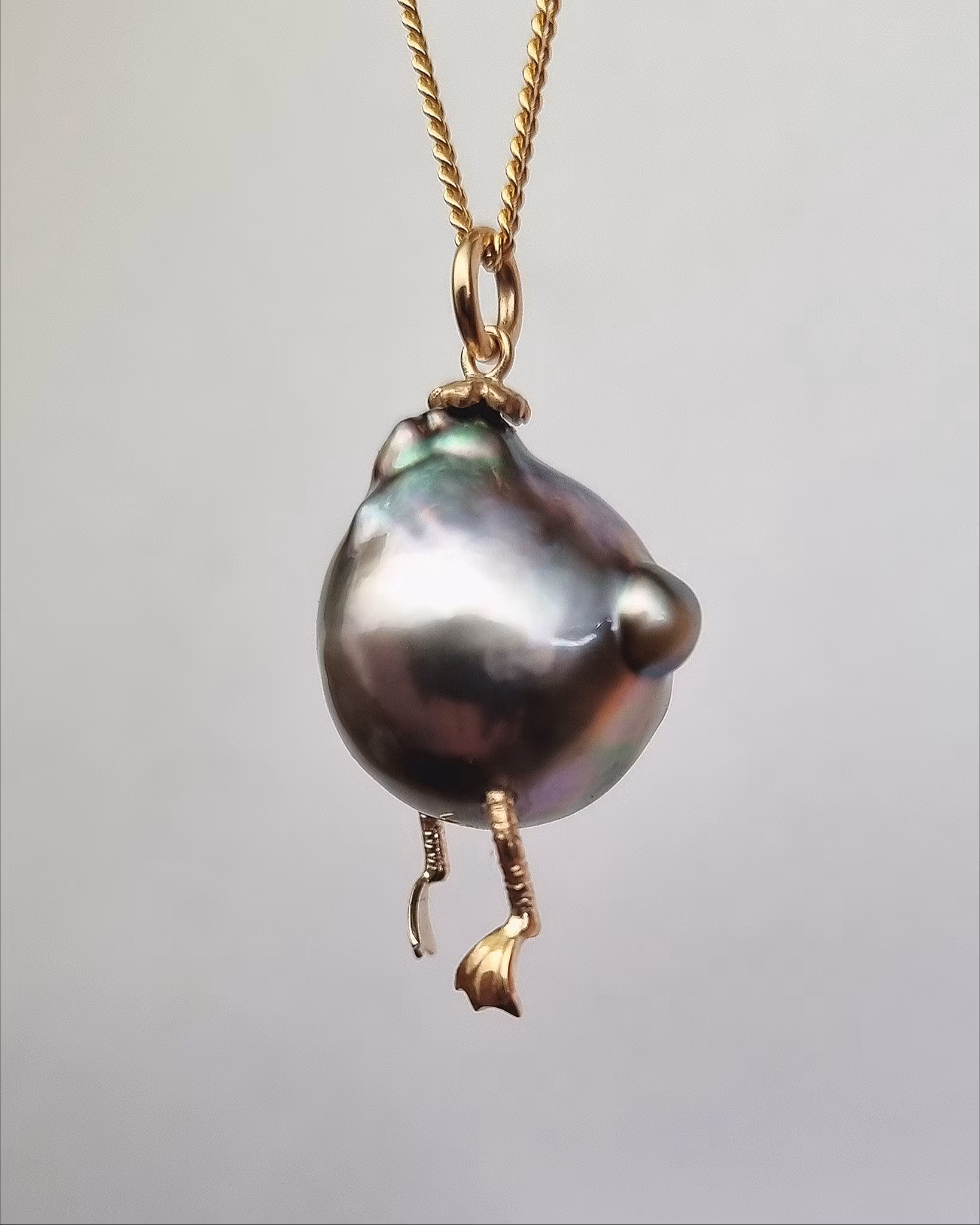 Barbro med Blomsterhatt - Tahitipärlhänge i 18K guld