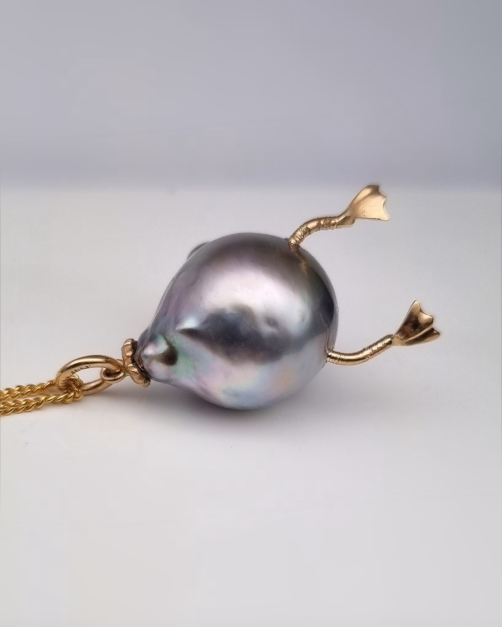 Barbro med Blomsterhatt - Tahitipärlhänge i 18K guld