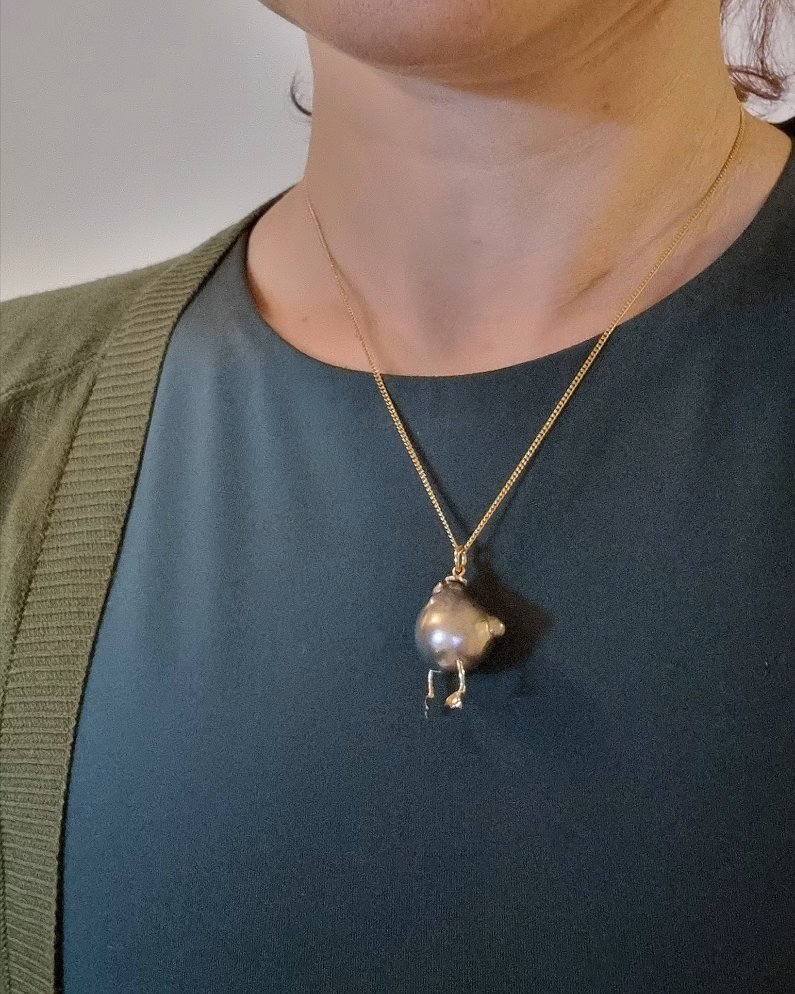 Barbro med Blomsterhatt - Tahitipärlhänge i 18K guld