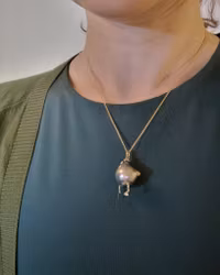 Barbro med Blomsterhatt - Tahitipärlhänge i 18K guld