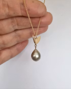 Fjäril på vift med Tahitipärla - hänge i 18K guld