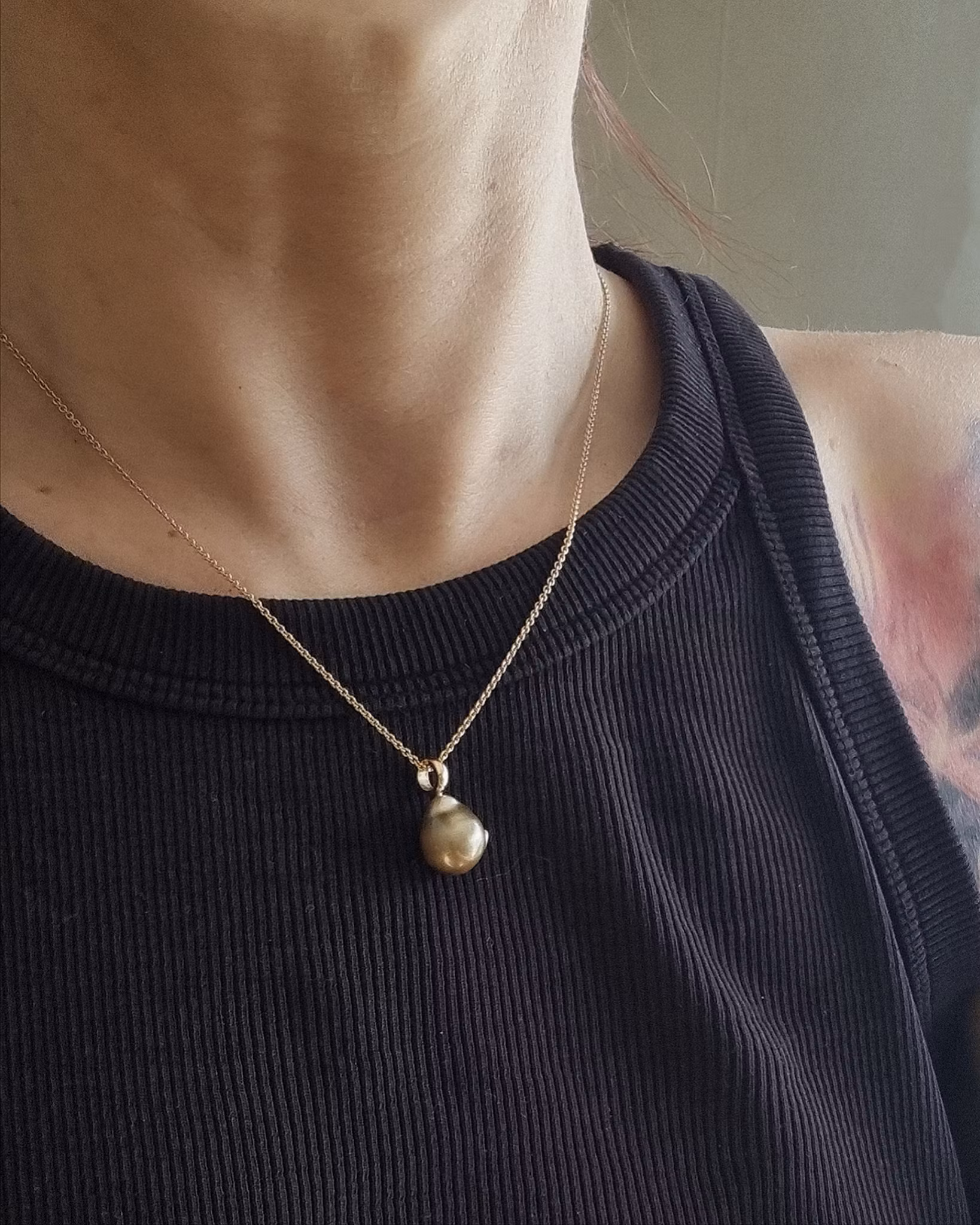 Fijipärla nougatbrun barock - hänge i 18K guld