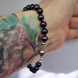 Onyxfärgade Sötvattenspärlor - armband 19 cm