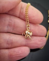 Humla - hänge i 18 k guld