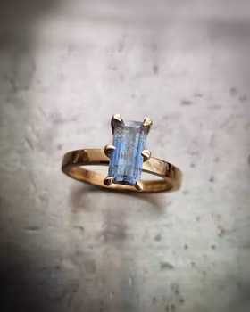 Solitär med Safir - ring i 18K guld