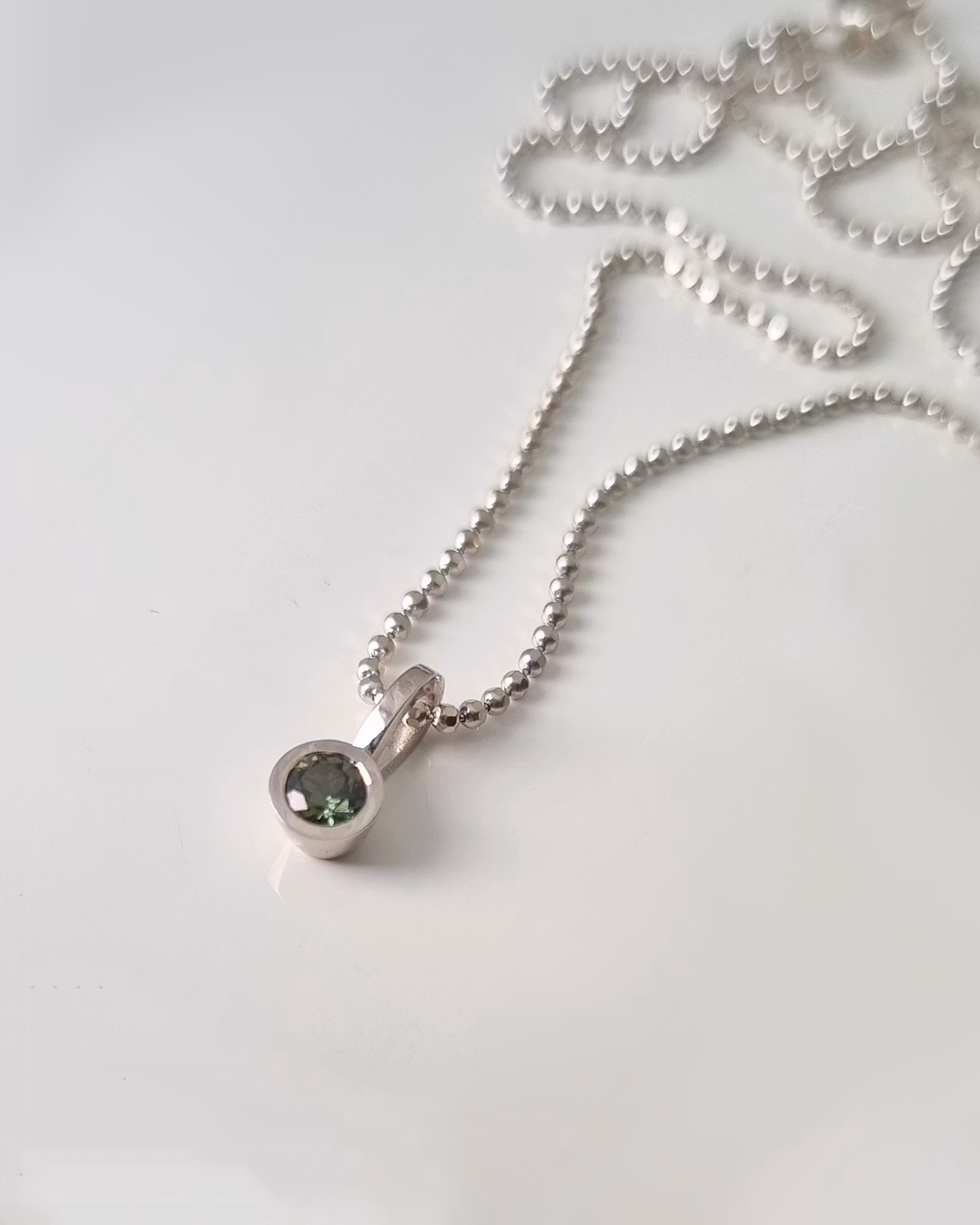 Grön glittrig Safir i vitguld - hänge i 18K