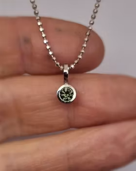 Grön glittrig Safir i vitguld - hänge i 18K