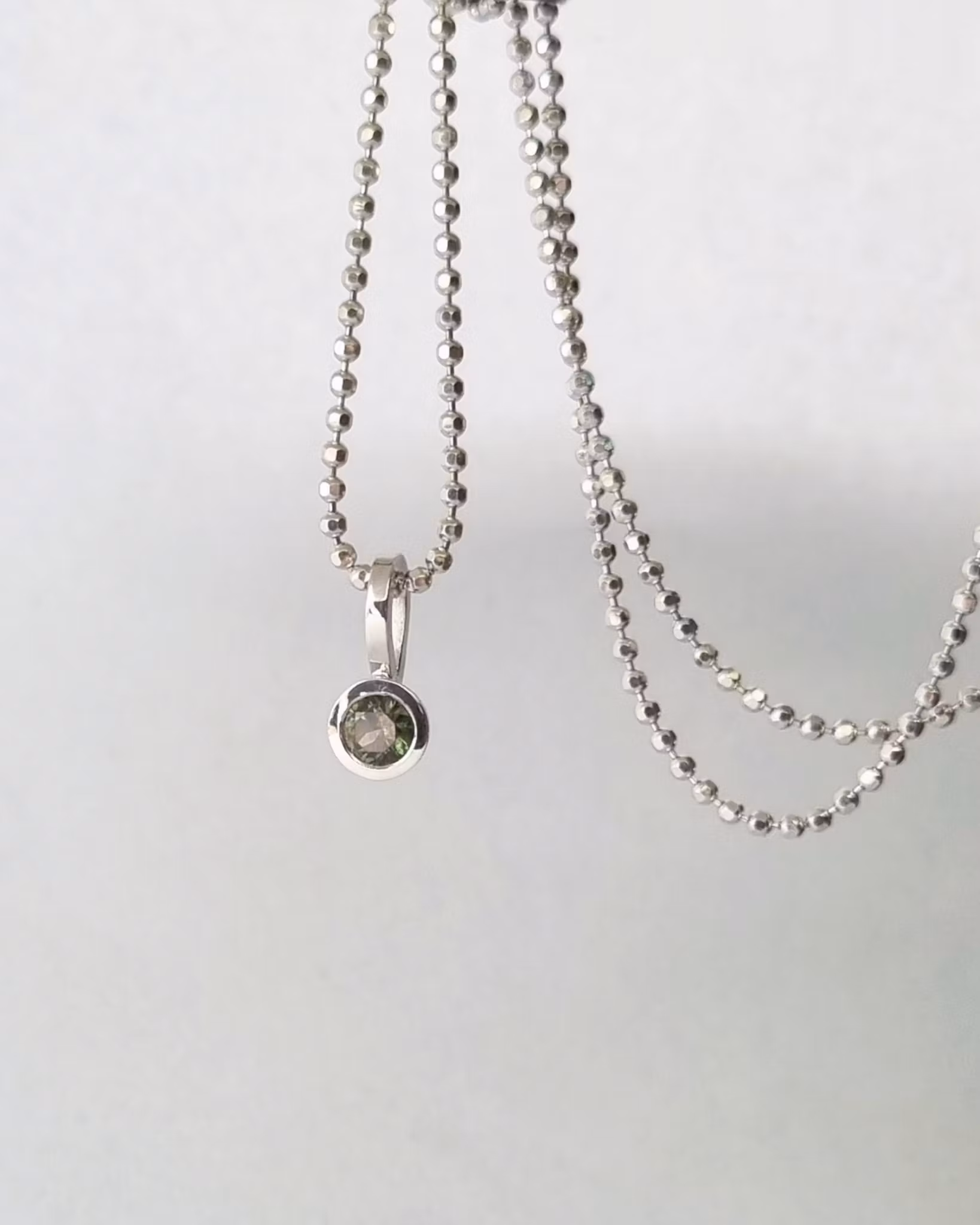 Grön glittrig Safir i vitguld - hänge i 18K