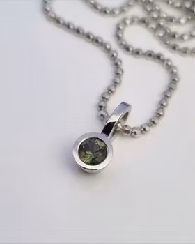 Grön glittrig Safir i vitguld - hänge i 18K