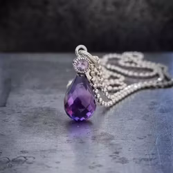 Ametist med Spinell - hänge i 18K vitguld