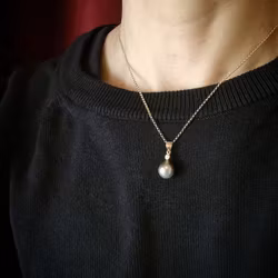 Etiskt utvunnen Fijipärla med briljant - hänge i 18K guld