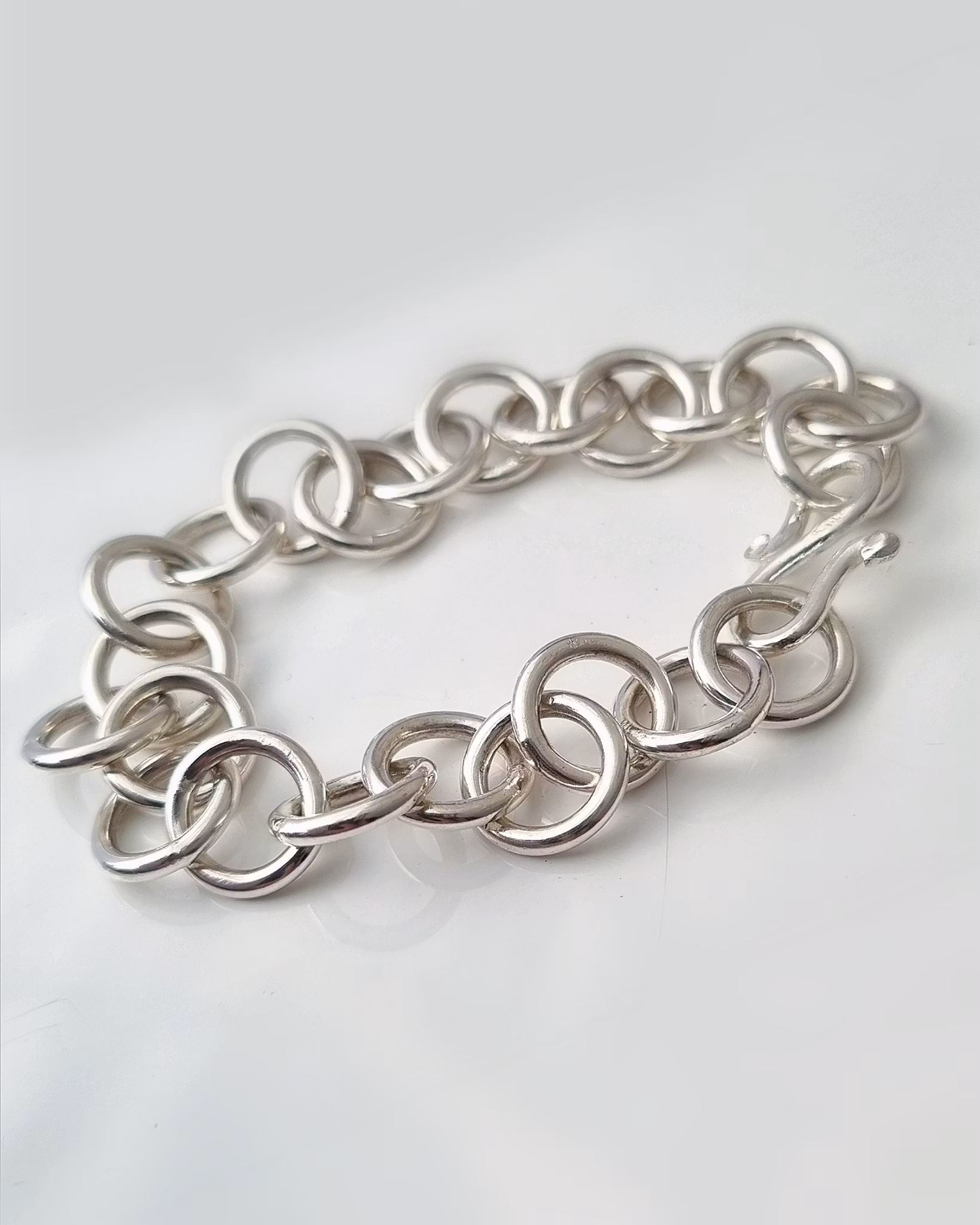 Luftigt och kraftigt silverarmband - till 21 cm.