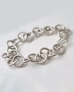 Luftigt och kraftigt silverarmband - till 21 cm.