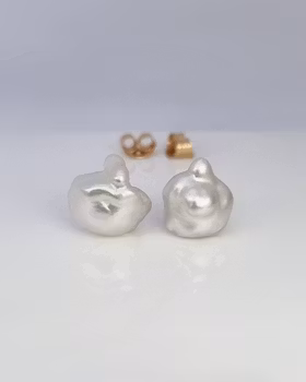 Fluffiga Keshipärlor - örhängen i 18K guld