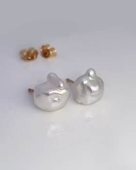 Fluffiga Keshipärlor - örhängen i 18K guld