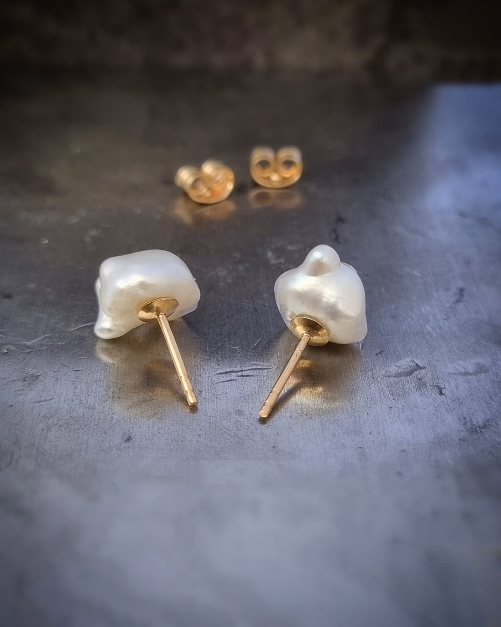 Fluffiga Keshipärlor - örhängen i 18K guld