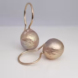 Sötvattenspärlor med unicornlook - örhängen i 18K guld