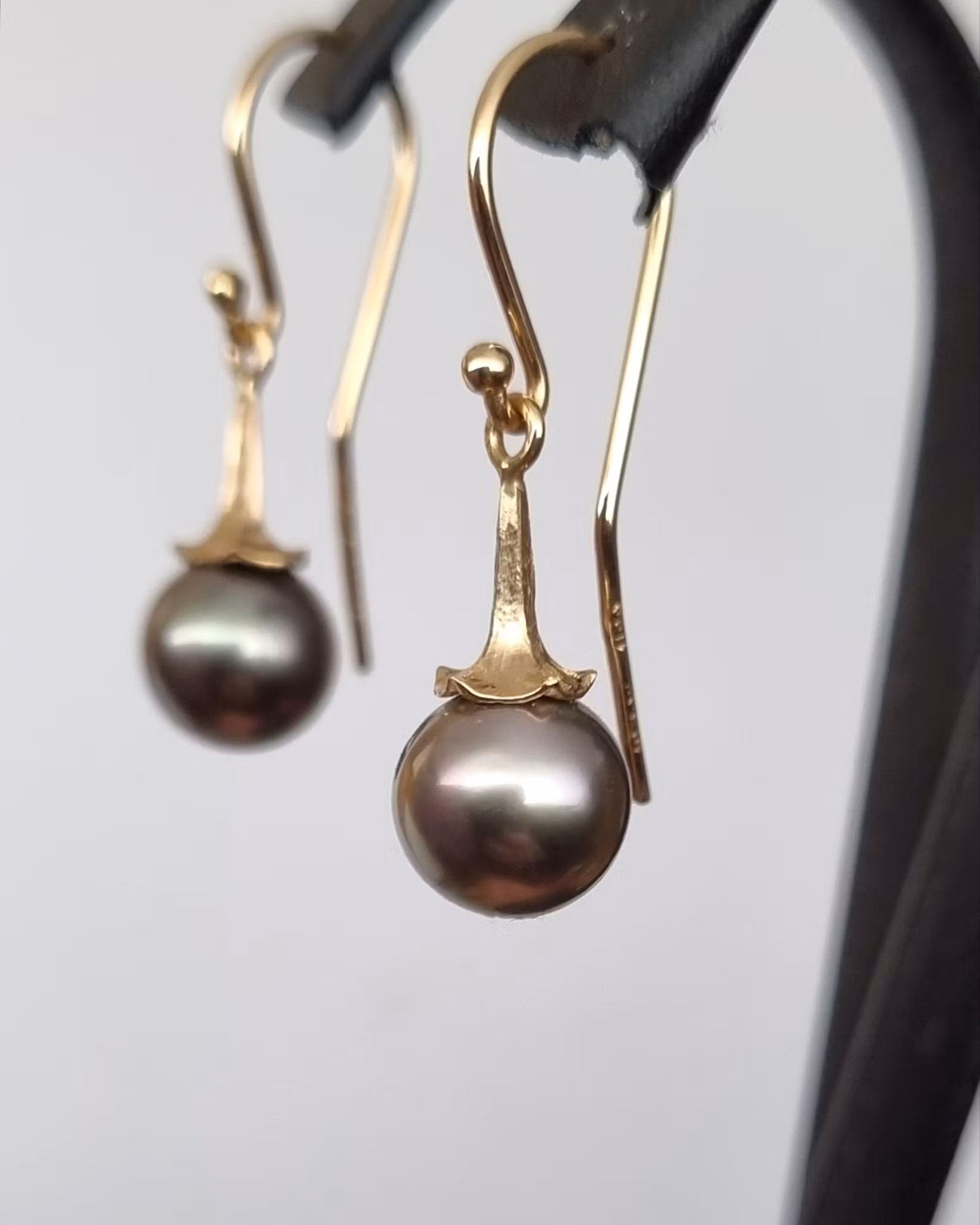 Änglatrumpet med Tahitipärlor - örhängen i 18K guld