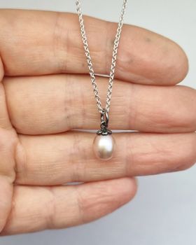 Sötvattenspärla med Gullviva - hänge i silver