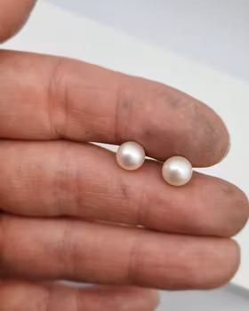 Klassiska vita Akoyapärlor - örhängen i 18K guld