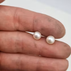 Klassiska vita Akoyapärlor - örhängen i 18K guld