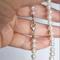 Klassiska vita sötvattenspärlor med lås i 18K