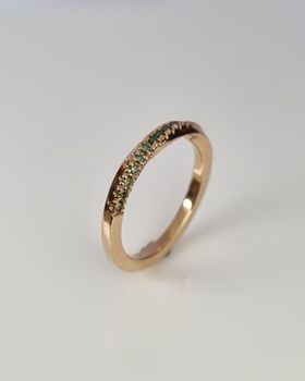 Twist med gröntonade briljanter - alliansring i 18K guld