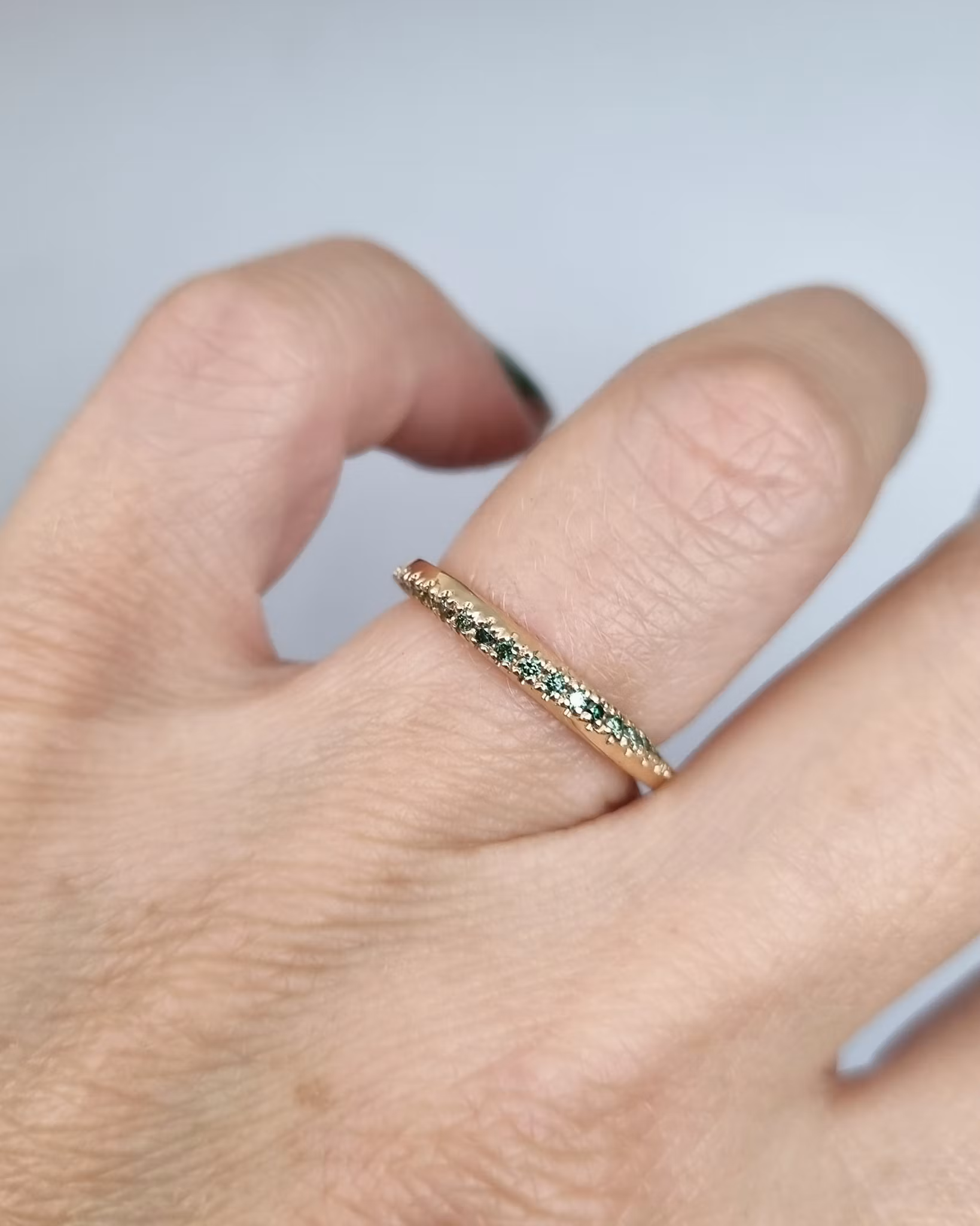 Twist med gröntonade briljanter - alliansring i 18K guld