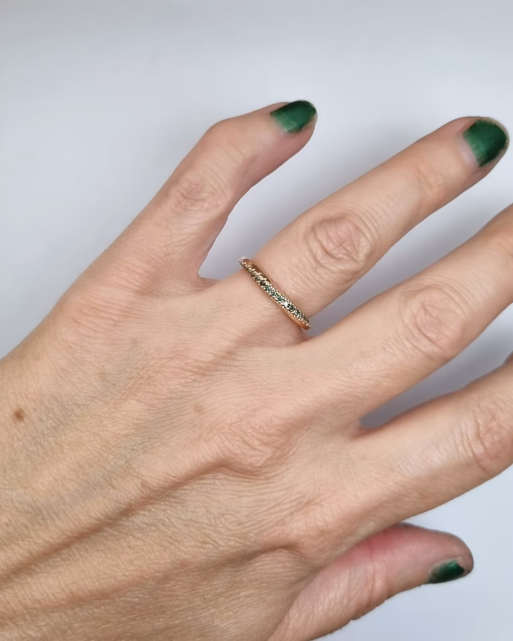 Twist med gröntonade briljanter - alliansring i 18K guld