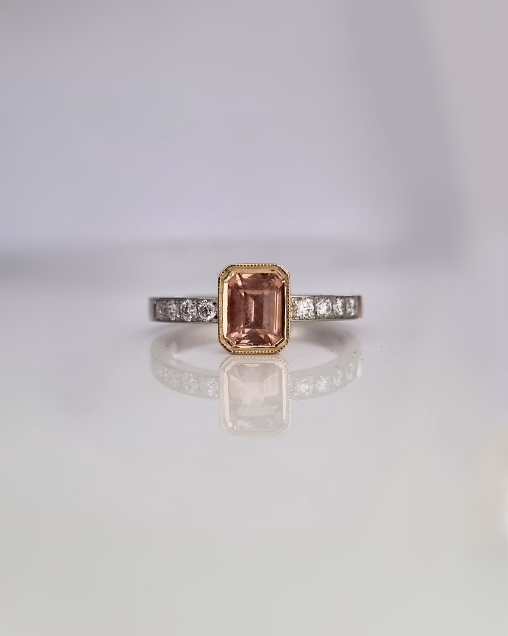 Peachy Parade - Safir & diamantring i rött och vitt guld