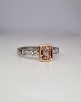 Peachy Parade - Safir & diamantring i rött och vitt guld
