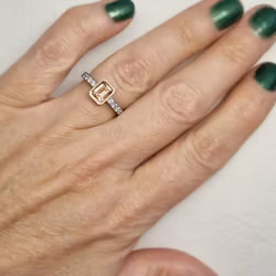 Peachy Parade - Safir & diamantring i rött och vitt guld