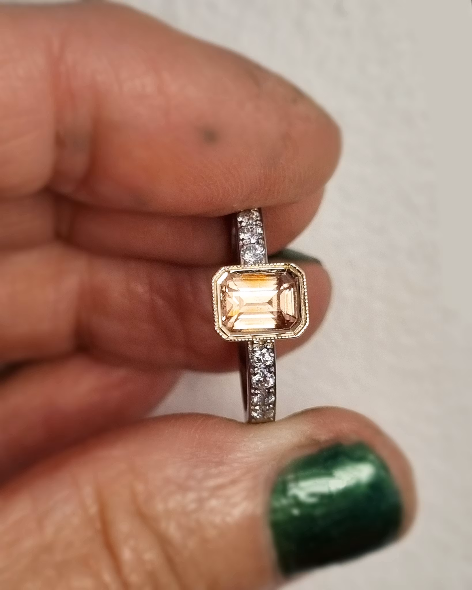 Peachy Parade - Safir & diamantring i rött och vitt guld