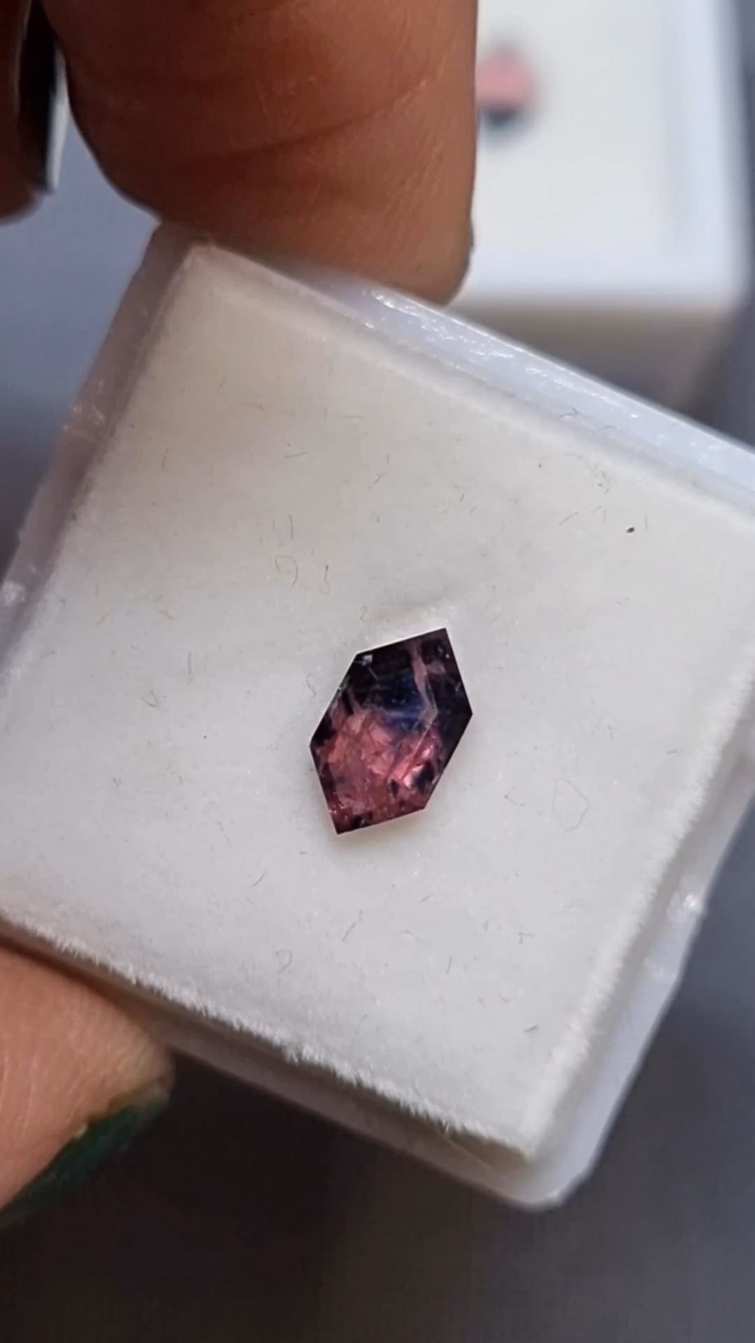 Safir från Winza, hexagonslipad