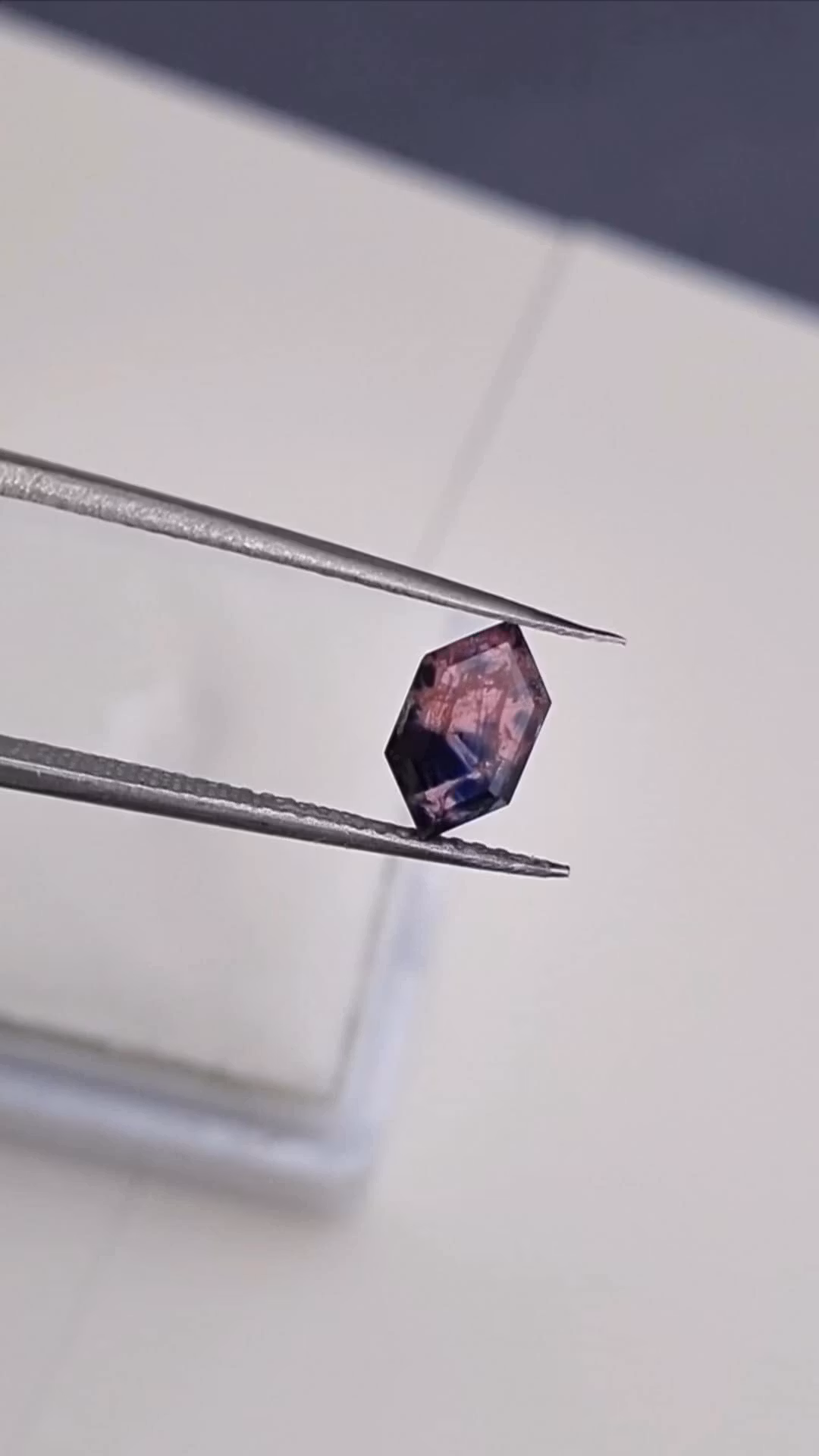 Safir från Winza, hexagonslipad