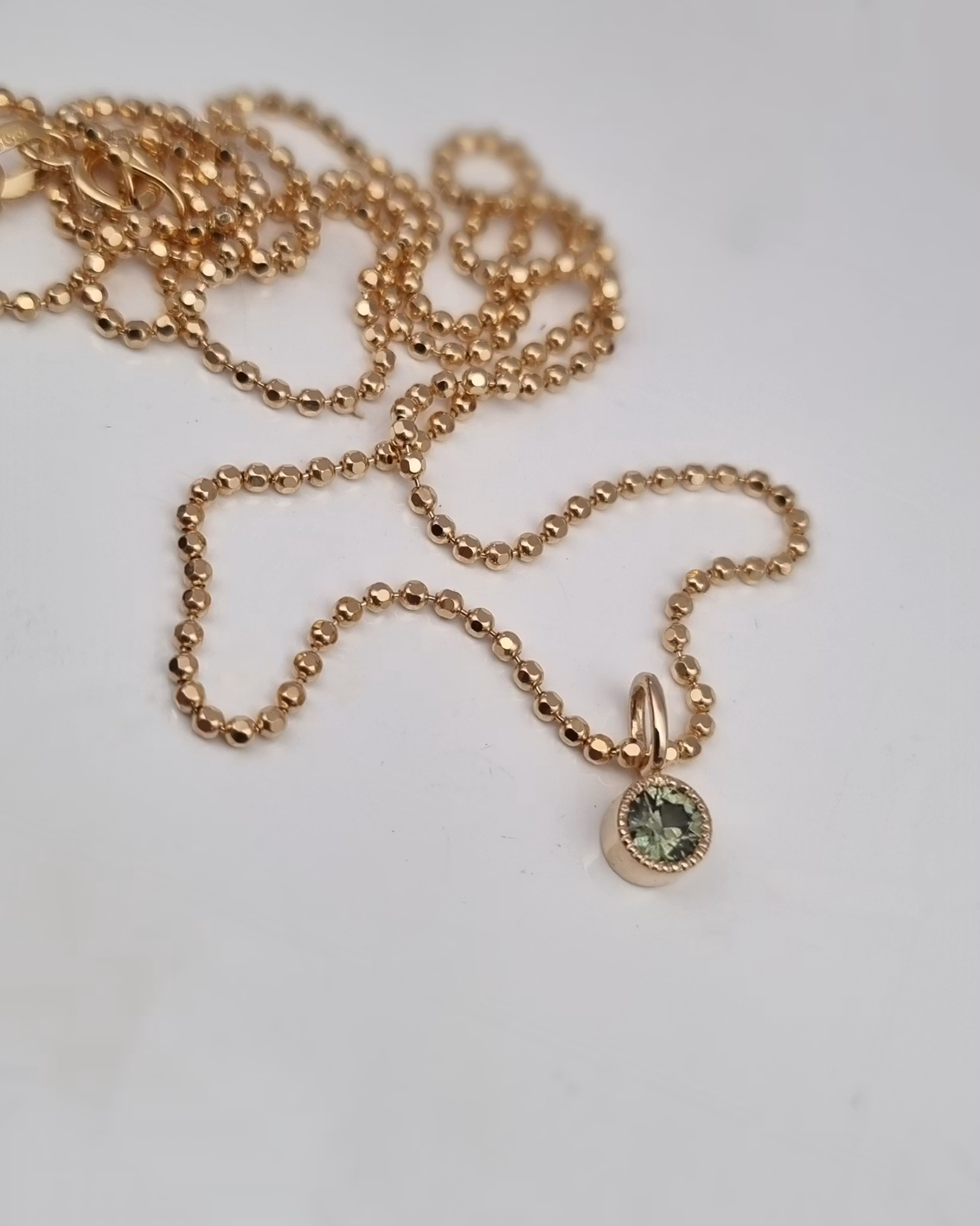 Grön glittrig Safir - hänge i 18K