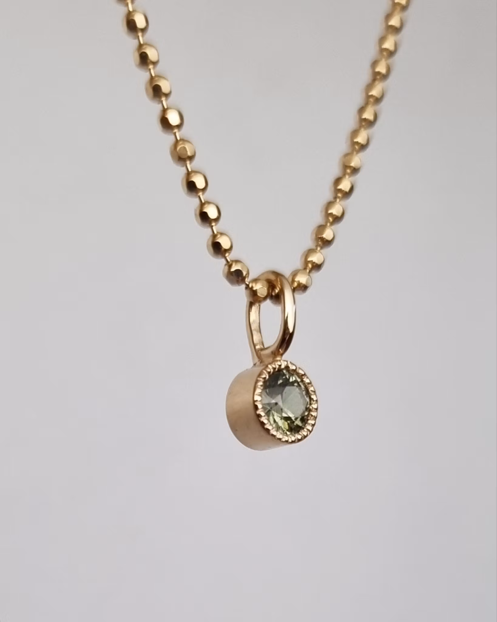 Grön glittrig Safir - hänge i 18K