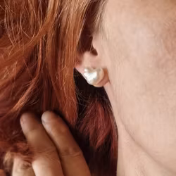 Söderhavspärlor vita keshi - örhängen i 18K guld