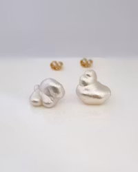 Söderhavspärlor vita keshi - örhängen i 18K guld