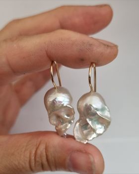 Vita Sötvattenspärlor barocka - örhängen i 18 K guld
